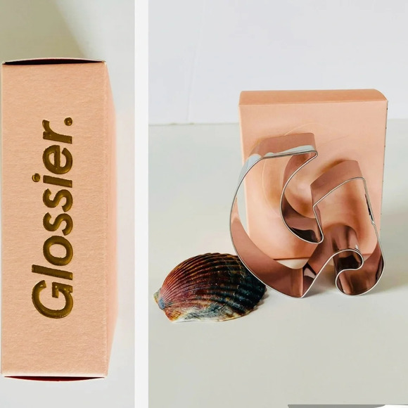 Glossier Signature Cookie Cutter - Picture 1 of 4